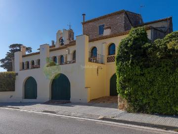 Chalet en venta en Vilanova i la Geltrú, Barri de Mar Costa Dorada. UNA PROPIEDAD ÚNICA FRENTE A LA PLAYA DEL FARO EN VILANOVA I LA GELTRÚ. Chalets Vilanova i la.