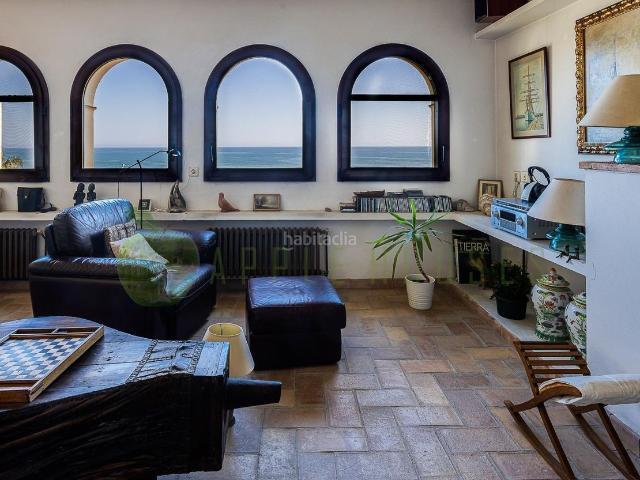 Chalet en venta en Vilanova i la Geltrú, Barri de Mar Costa Dorada. UNA PROPIEDAD ÚNICA FRENTE A LA PLAYA DEL FARO EN VILANOVA I LA GELTRÚ. Chalets Vilanova i la.