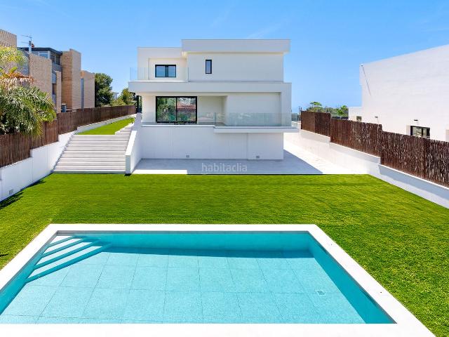 Chalet en venta en Vilanova i la Geltrú, L´Aragai Costa Dorada. Espectacular villa moderna con piscina, terreno plano y vistas al mar!. Chalets Vilanova i la.