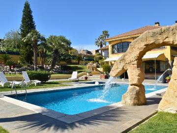 Chalet en venta en Vilanova i la Geltrú, L´Aragai Costa Dorada. Villa de lujo en venta. Chalets Vilanova i la.