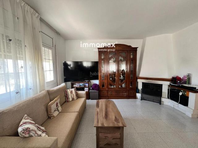 Chalet en venta en Vilanova i la Geltrú, La Collada Sis Camins Costa Dorada. El hogar ideal para tu familia espectacular casa independiente con parcela plana, 4 habitaciones y gran zona exterior a 6.