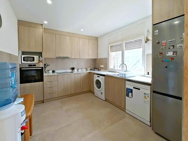 Chalet en venta en Viladecans, Torrent Ballester. CASA CON GRAN POTENCIAL Y ESPACIO INDEPENDIENTE EN ALBARROSA VILADECANS. Chalets.