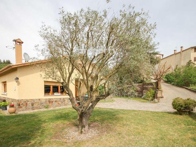 Chalet en venta en Viladrau. Chalet independiente con piscina y vistas en Viladrau. Chalets.