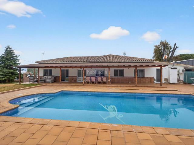 Chalet en venta en Vilobí d´Onyar. Oportunidad unica Casa mas restaurante El Mirador, junto al aeropuerto de Girona. Chalets Vilobí.
