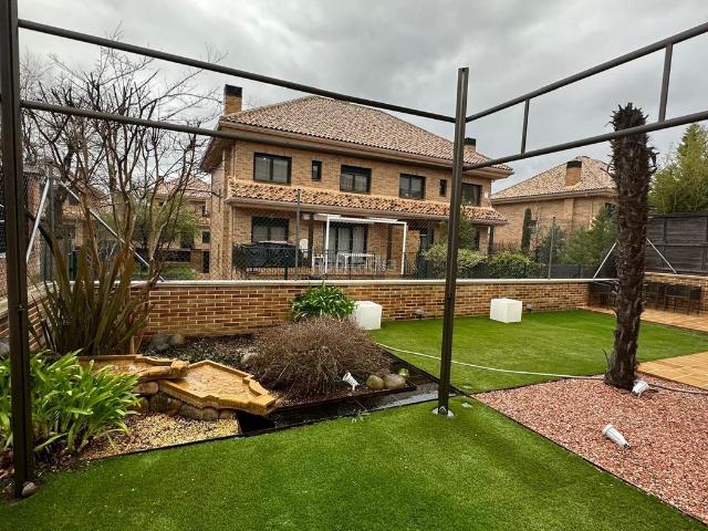 Chalet en venta en Villaviciosa de Odón, Centro. Casa I independiente reformada a la venta. Chalets Villaviciosa de.