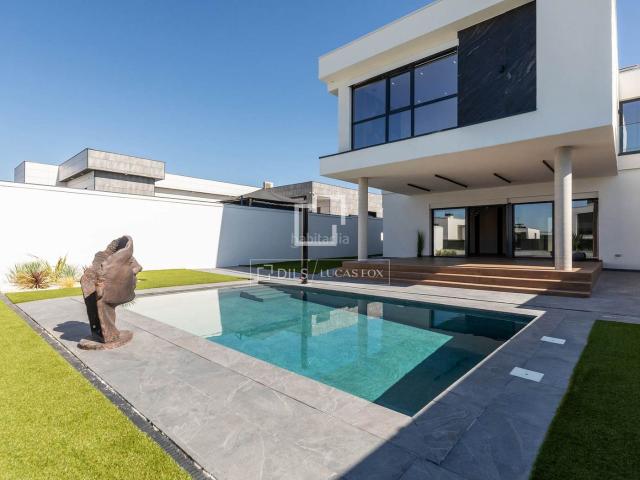 Chalet en venta en Villaviciosa de Odón, El Bosque. Casa pareada de obra nueva de 412 m con piscina, patio interior y planta sótano multifuncional en venta El Monte de la Villa, Vill. Chalets.