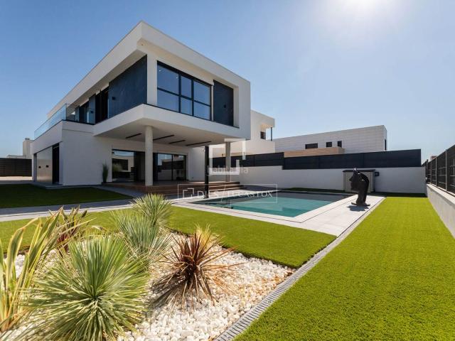 Chalet en venta en Villaviciosa de Odón, El Bosque. Casa pareada de reciente construcción con piscina, patio interior y planta sótano multifuncional en venta El Monte de la Villa, Vi. Chalets.