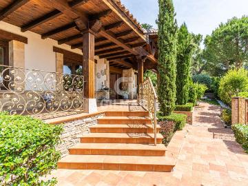 Chalet en venta en Villaviciosa de Odón, El Bosque. Enclavado en la exclusiva urbanización de El Bosque, en Villaviciosa de Odón, este impresionante chalet independiente de 693 m se. Chalets.