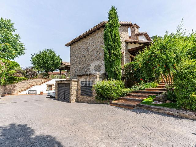 Chalet en venta en Villaviciosa de Odón, El Bosque. Enclavado en la exclusiva urbanización de El Bosque, en Villaviciosa de Odón, este impresionante chalet independiente de 693 m se. Chalets.