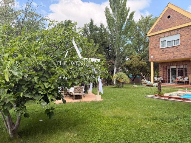 Chalet en venta en Villaviciosa de Odón, El Bosque. Espacioso Chalet en El Bosque Versatilidad y Privacidad en un Entorno Exclusivo. Chalets Villaviciosa de.