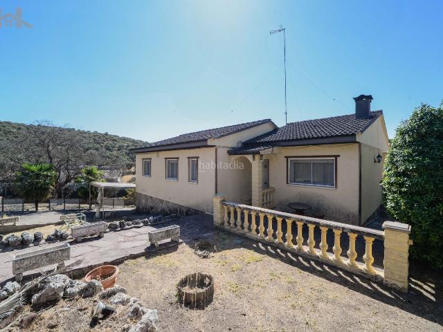 Chalet en venta en Villa del Prado. Chalet independiente en planta de 131 m² construidos sobre parcela de 875 m². Chalets Villa del.