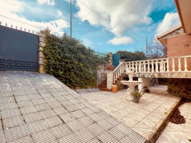 Chalet en venta en Villa del Prado. Exclusivo chalet independiente con jardín, piscina y vigilancia 24 horas. Chalets Villa del.