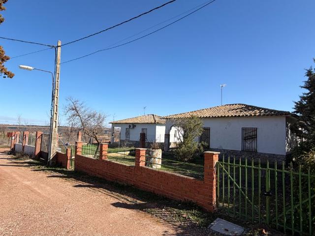 Chalet en venta en Villafranca de los Caballeros. ^*^VIVE FRENTE A LAS LAGUNAS. CHALET CON ENCANTO EN UN ENTORNO NATURAL ÚNICO DECLARADO RESERVA DE LA BIOSFERA^*^. Chalets Villafranca de los.