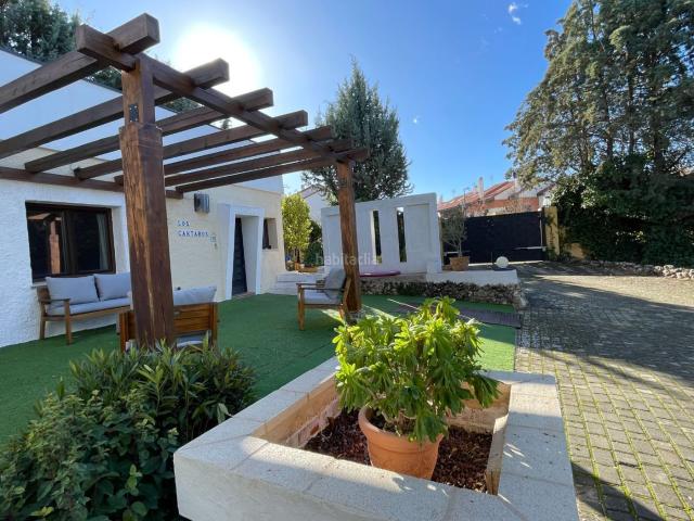 Chalet en venta en Villalbilla, Villalbilla Pueblo. con exclusiva parcela en zona el Mirador. Chalets.