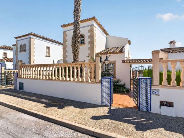 Chalet en venta en Villamartin, Alicante Costa Blanca
