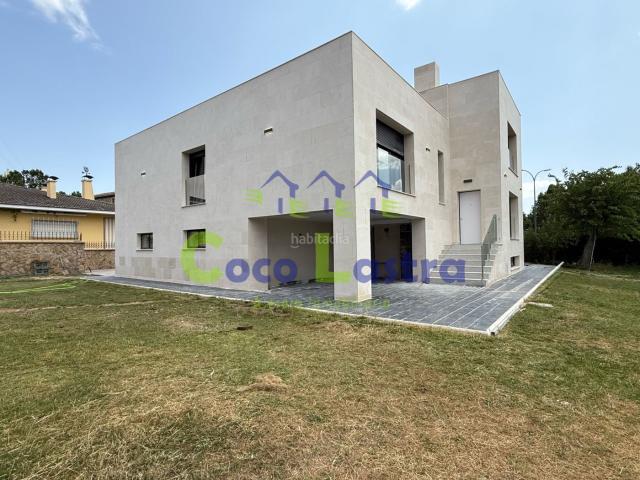 Chalet en venta en Villamayor. Unifamiliar Aislado Reformado. Urbanización Vega de Salamanca. Villamayor. Chalets.
