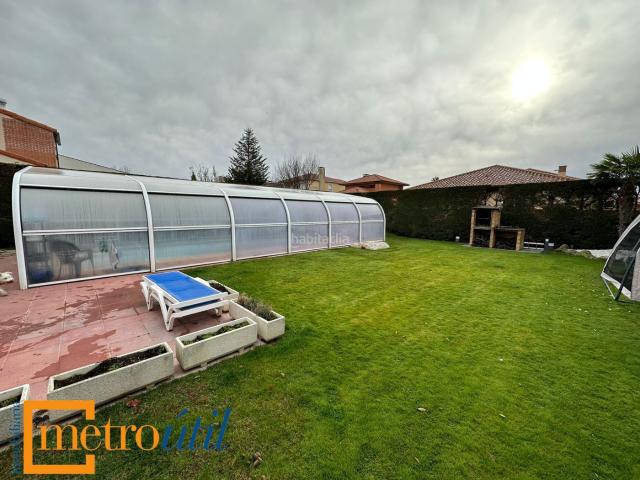 Chalet en venta en Villamayor. CHALET INDEPENDIENTE EN VILLAMAYOR, En Urbanización El Juncal, con 700 metros de parcela, con piscina. Chalets.