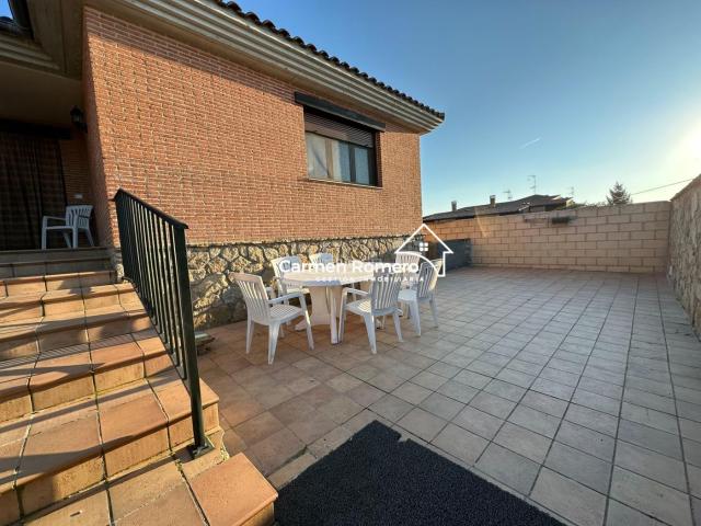 Chalet en venta en Villamayor. CHALET INDIVIDUAL DE PLANTA BAJA Y SOTANO EN PARCELA DE 700 M2 APROX. EN VILLAMAYOR. URB. EL JUNCAL. Chalets.