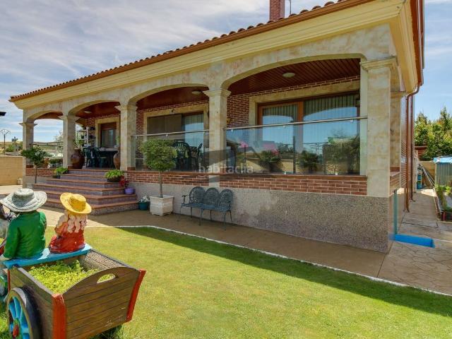 Chalet en venta en Villamayor. Chalet Individual en venta en Urbanización Los Almendros, 6 dormitorios. Chalets.