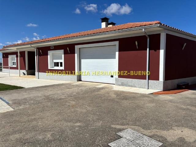 Chalet en venta en Villamayor. Espectacular chalet en Urbanización El Pajarón, a 2 minutos de Villamayor!Con 2.300 m2 de parcela !Vivienda de UNA SOLA PLANTA de. Chalets.