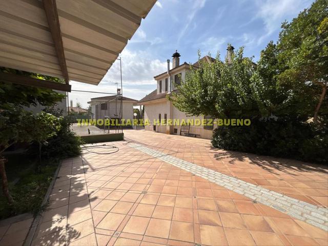 Chalet en venta en Villamayor. Impresionante chalet individual en Villamayor, en Urbanización Los Almendros. Son dos viviendas unifamiliares independientes const. Chalets.