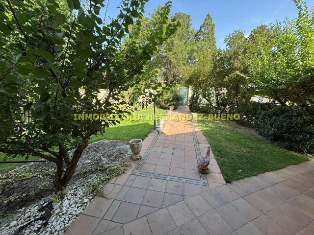 Chalet en venta en Villamayor. Impresionante chalet individual en Villamayor, en Urbanización Los Almendros. Son dos viviendas unifamiliares independientes const. Chalets.