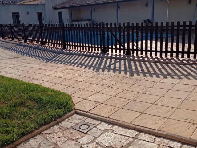 Chalet en venta en Villanueva de los Castillejos. Villa de lujo con finca de 3.500 m2, piscina, casa de invitados y caballeriza. Chalets Villanueva de los.