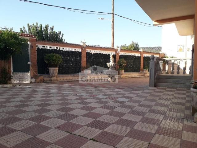 Chalet en venta en Villar de Rena. GRAN CASA UNIFAMILIAR CON GARAJE PARA DOS VEHICULOS, PATIO Y PISCINA. Chalets Villar de.