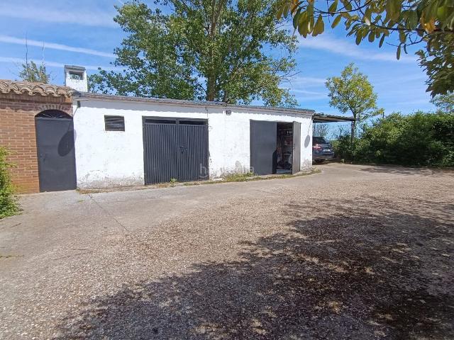 Chalet en venta en Villares de la Reina. Casa rural en venta. Chalets Villares de la.