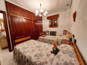 Chalet en venta en Villares de la Reina. EXCLUSIVA OPORTUNIDAD DE INVERSIÓN EN LA ZONA DEL HELMÁNTICO. Chalets Villares de la.