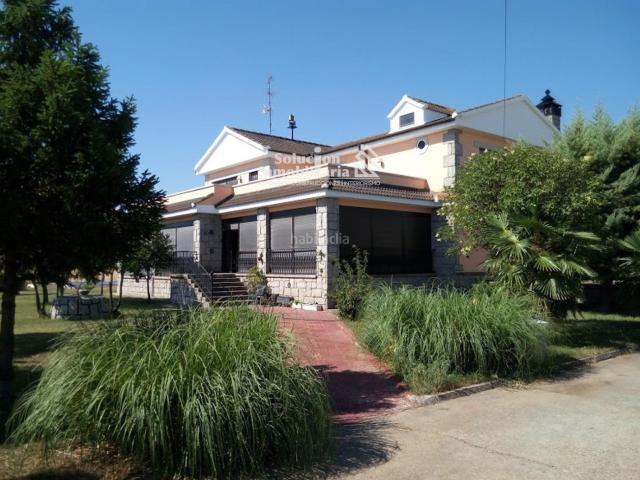 Chalet en venta en Villares de la Reina. EXCLUSIVA OPORTUNIDAD DE INVERSIÓN EN LA ZONA DEL HELMÁNTICO. Chalets Villares de la.