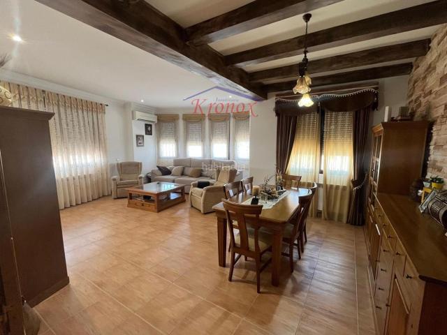 Chalet en venta en Villarta de San Juan. Espectacular chalet en esquina con piscina, garaje y gran zona de ocio. Chalets Villarta de San.