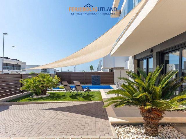 Chalet en venta en Vistabella, Alicante