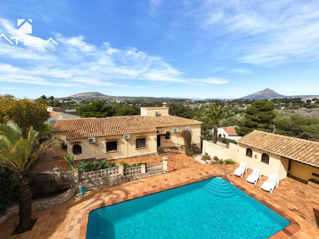 Chalet en venta en Xàbia, Portichol Balcón al Mar. Villa Mediterránea en Jávea con 5 Dormitorios, Piscina y Terraza Panorámica. Chalets.