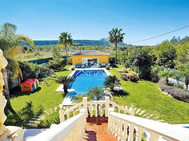 Chalet en venta en Xàbia, Partida Comunes Adsubia. Villa de Lujo en Jávea con Privacidad y Gran Potencial. Chalets.
