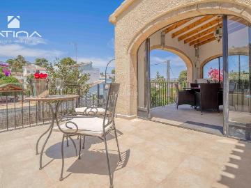 Chalet en venta en Xàbia, Partida Comunes Adsubia. Villa Mediterránea con Gran Potencial Piscina, Solárium y Espacios Amplios. Chalets.