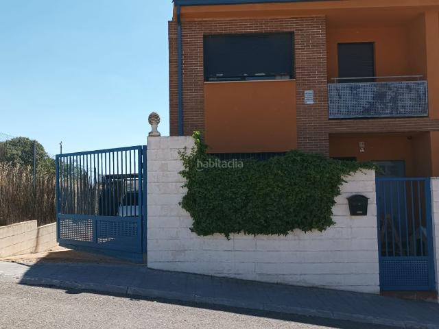 Chalet en venta en Yebes, Yebes Pueblo. MAGNÍFICO unifamiliar de esquina. Chalets.