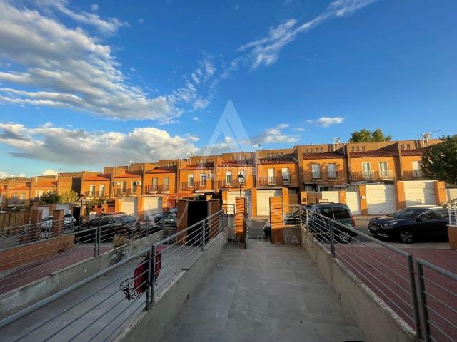 Chalet en venta en Yebes, Yebes Pueblo. Chalet 4 habitación 1 hab. auxiliar Venta Yebes. Chalets.