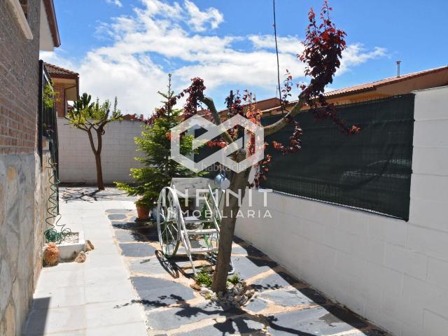 Chalet en venta en Yebes, Yebes Pueblo. La tranquilidad de Yebes con el espacio y comodidad que siempre soñaste. Un chalet para disfrutar. Chalets.
