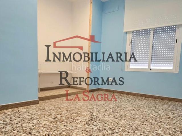Chalet en venta en Yuncler. Vivienda de Esquina Independiente con Terreno en Yuncler. Chalets.