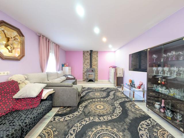 Chalet en venta en Zaragoza, Casetas Villarrapa. Chalet adosado situado en el Polígono Camino Real. Chalets.