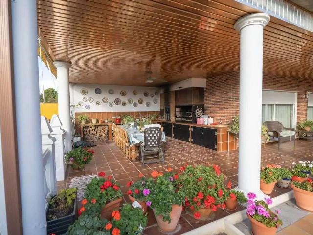 Chalet en venta en Zaragoza, Peña el Zorongo. Chalet con piscina privada y bodega en urbanización exclusiva de Zaragoza. Chalets.