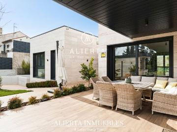 Chalet en venta en Zaragoza, Venta del Olivar. Urbanización Colonia de San Lamberto. Chalets.