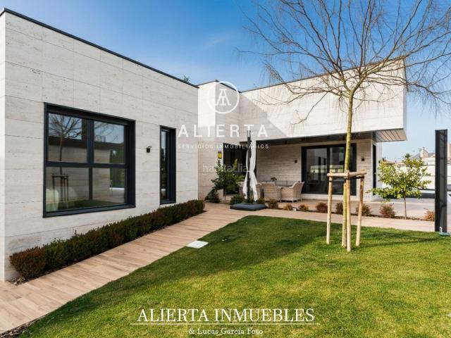 Chalet en venta en Zaragoza, Venta del Olivar. Urbanización Colonia de San Lamberto. Chalets.