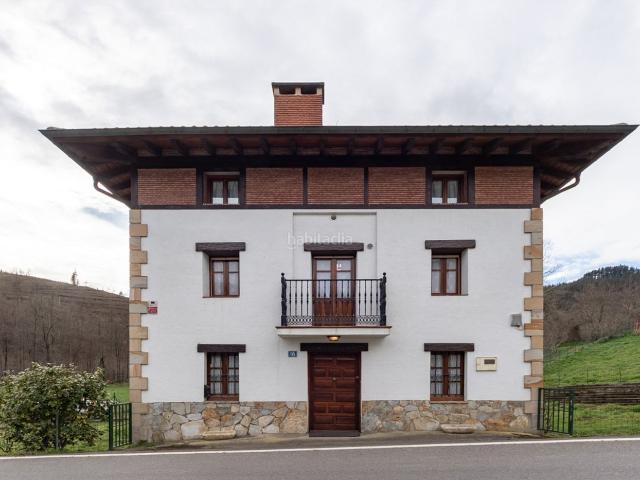 Chalet en venta en Zeberio. Magnífica vivienda independiente con jardín. Chalets.