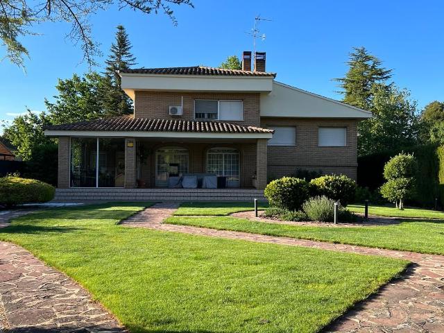 Chalet en venta. TERUEL