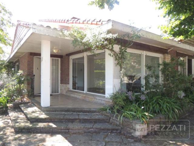 Chalet en venta. Zona Los Troncos. Jardin. 3 dormitorios, playroom, garage