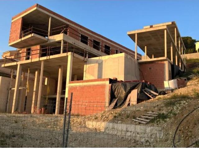 Chalet en Vistahermosa: Una Oportunidad Única para Personalizar Tu Hogar