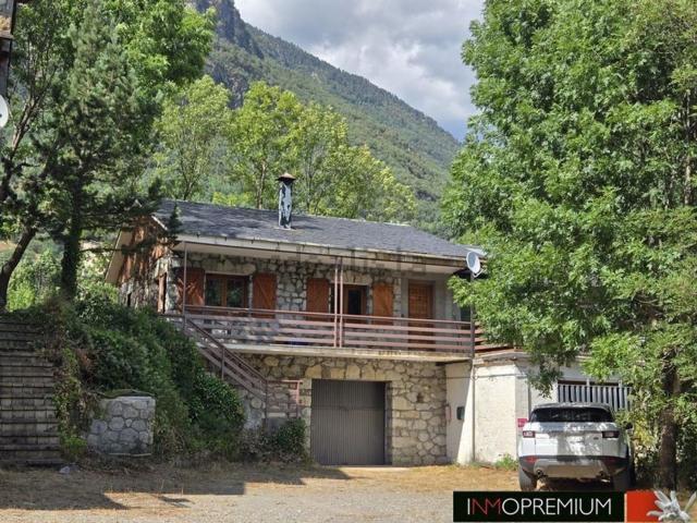 Chalet, Eriste
