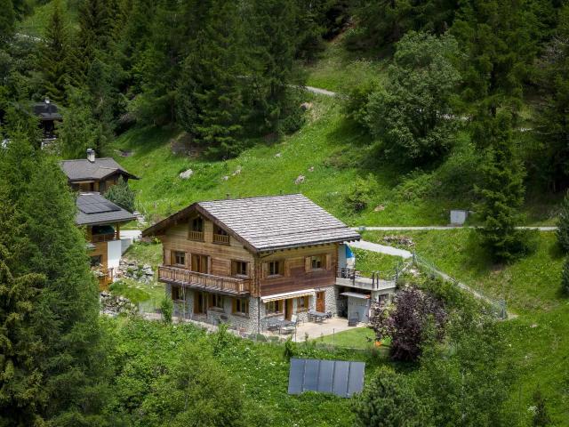 Chalet Evêque – Ein sonnenbeschienener Hafen mit Blick auf die Gipfel